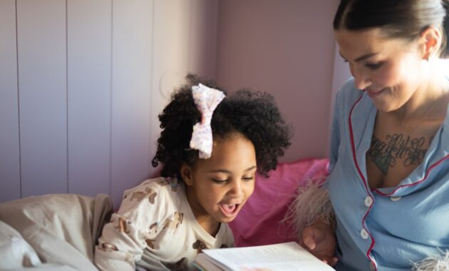 mom little kid read