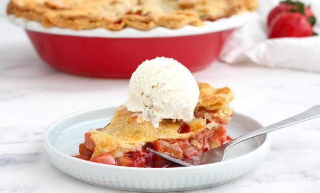 strawberry rhubarb pie 11.jpg