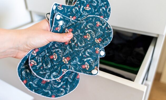 hand holding reusable cloth.jpg