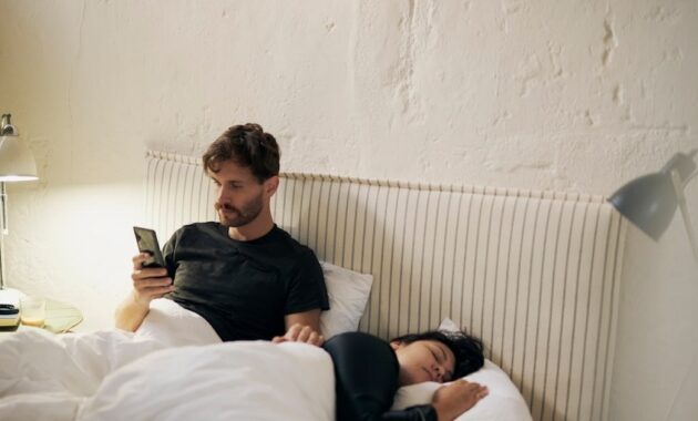 online shopping couple man.jpg