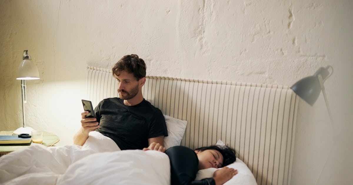 online shopping couple man.jpg