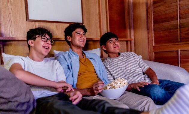 teenage boys talking eating.jpg teenage boys talking eating.jpg