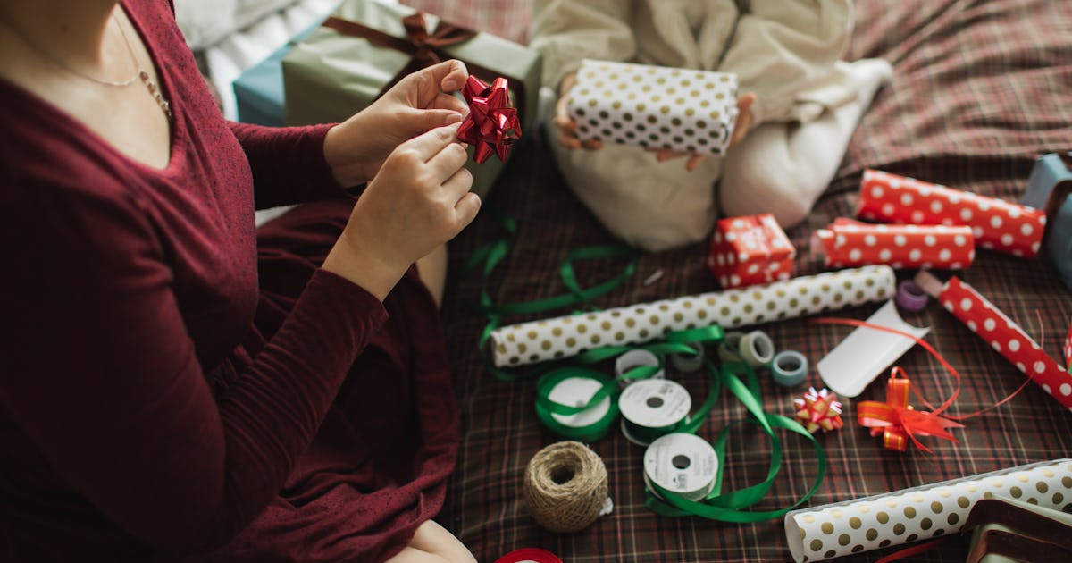 decorating christmas gifts family.jpg