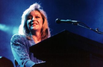 221201130335 christine mcvie 1990 file.jpg