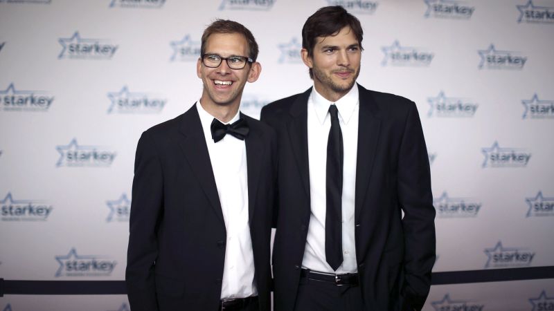 221206142256 ashton kutcher michael kutcher file 072813.jpg