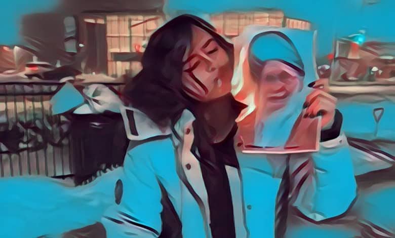 Iranian protester cigarette 1.jpg