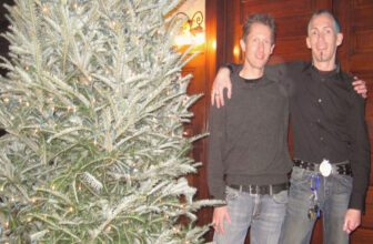 joey banis and jeffrey mundt in from of their christmas tree months after the murder of jamie carrol.jpeg