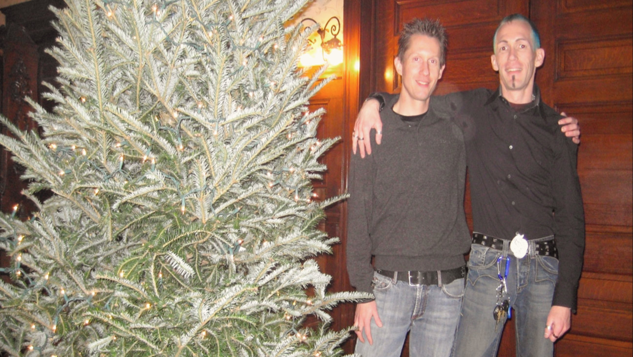 joey banis and jeffrey mundt in from of their christmas tree months after the murder of jamie carrol.jpeg