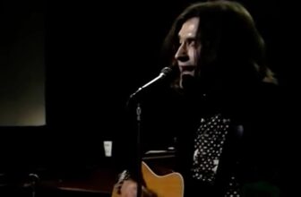 Ray Davies The Kinks Lola 2.jpg